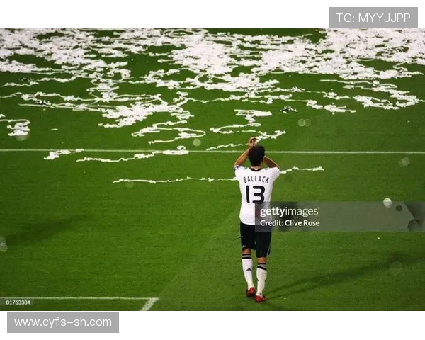 沙尔克与莱比锡激战正酣双方拼搏展现足球魅力与激情